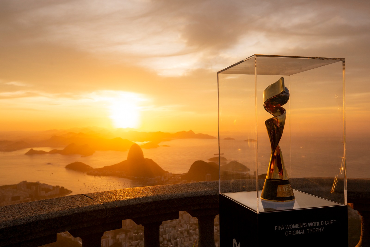 Taça da Copa do Mundo Feminino chega ao Brasil
