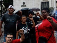 Integrantes do MTST protestam em frente à Prefeitura de São Paulo