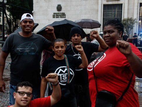 Integrantes do MTST protestam em frente à Prefeitura de São Paulo