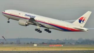 O Boeing 777 transportava 227 passageiros e 12 tripulantes