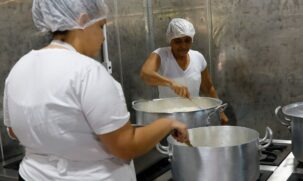 A escola, construída com 12 contêineres, fica no Complexo Viário Escola de Engenharia Mackenzie Estrada das Lágrimas, na Cidade Nova Heliópolis, na zona Sul da capital paulista
