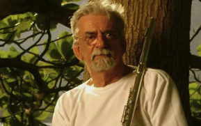 Bebeto Castilho (1939 2023) em foto promocional do álbum 'Amendoeira', de 2006