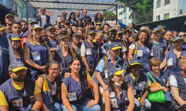 Ministra Simone Tebet ao lado dos recenseadores, em Heliópolis