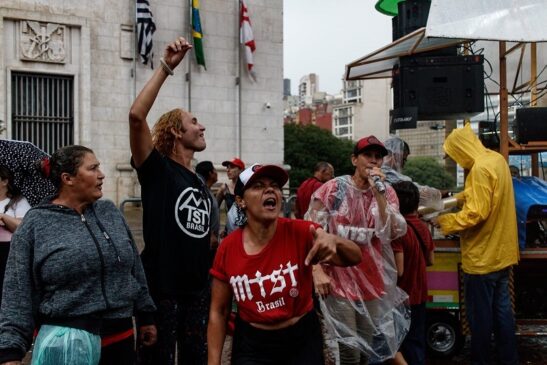 Integrantes do MTST protestam em frente à Prefeitura de São Paulo