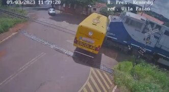 Um acidente entre um trem e um ônibus escolar deixou duas meninas mortas nesta quinta-feira (9), em Jandaia do Sul, no norte do Paraná.