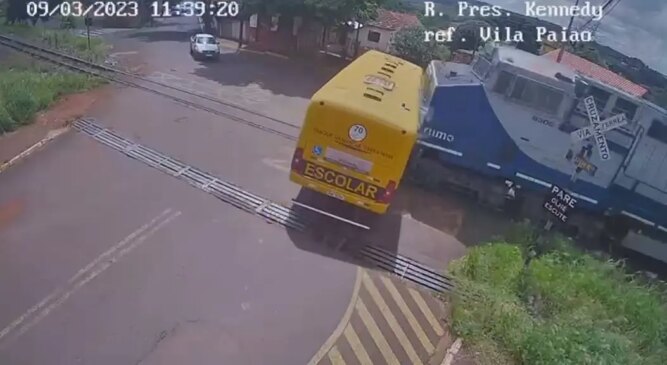 Um acidente entre um trem e um ônibus escolar deixou duas meninas mortas nesta quinta-feira (9), em Jandaia do Sul, no norte do Paraná.