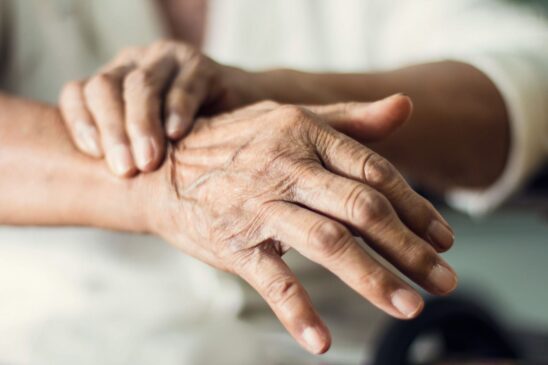 O Parkinson causa tremores, rigidez muscular, lentidão de movimentos, perda de equilíbrio e coordenação, além de alterações na fala e na escrita