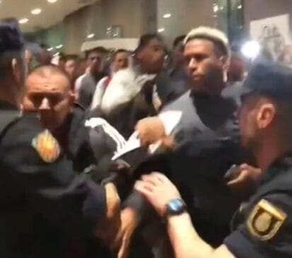 Jogadores da seleção peruana entraram em conflito com a polícia da Espanha na noite desta segunda-feira (7)