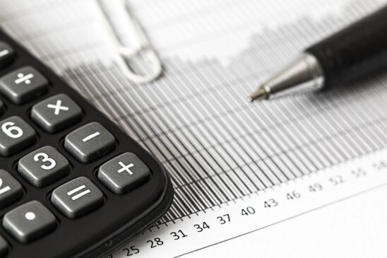 Com juros nas alturas, os investimentos de renda fixa têm dominado o mercado e feito os investidores deixarem a renda variável de lado