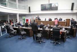 Câmara Municipal aprova abono de R$ 300 a quatro categorias de servidores da área da educação