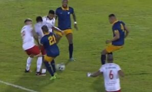 Em uma bola espirrada dentro da área do Retrô, três jogadores da Tombense vão juntos para a disputa e se trombam, e o atacante Jaderson acabou caindo na área. Nenhum jogador do Retrô sequer tocou em nenhum atleta adversário