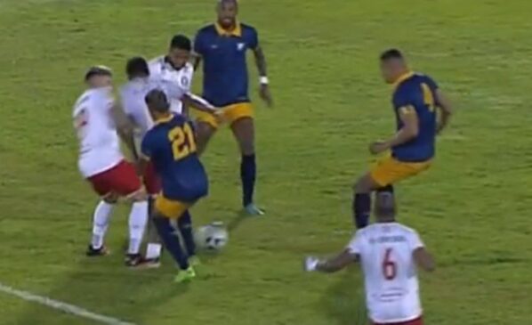Em uma bola espirrada dentro da área do Retrô, três jogadores da Tombense vão juntos para a disputa e se trombam, e o atacante Jaderson acabou caindo na área. Nenhum jogador do Retrô sequer tocou em nenhum atleta adversário