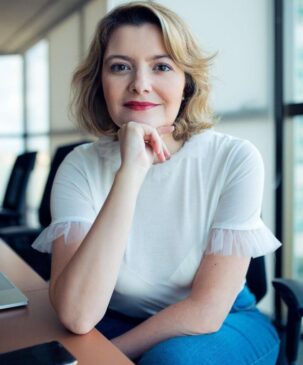 Reconhecida pela IBM como uma das 35 líderes globais pioneiras em Inteligência Artificial para área jurídica, Karla é fundadora e CEO da KOY Inteligência Jurídica