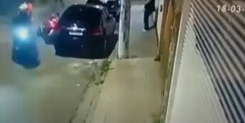O caso foi registrado como tentativa de roubo e morte decorrente de intervenção policial. A arma do PM foi apreendida e será periciada.