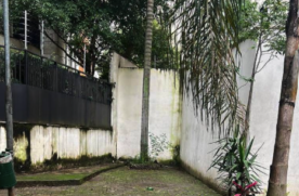 Prefeitura afirma que muro de condomínio impede escoamento de água, causando enchentes na rua Gaivota, em Moema, zona sul da capital paulista