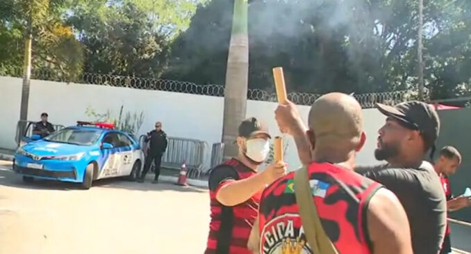 Um grupo de pouco menos de 20 torcedores do Flamengo foi ao Ninho do Urubu na manhã desta sexta-feira (10) protestar contra os resultados recentes