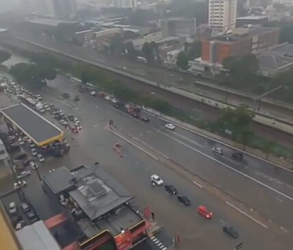 Avenida Radial Leste, na altura do Tatuapé, tinha áreas de alagamento parcial nesta segunda