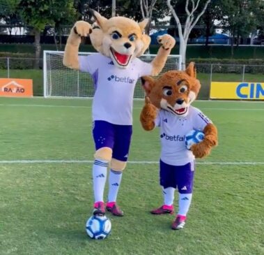 Com bandeiras e foguetes, o grupo se manifestou contra a troca da identidade visual do mascote, o Raposão
