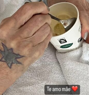 Na publicação de seu filho João, é possível ver as mãos de Rita segurando um potinho de sorvete, com os dizeres: "Te amo, mãe".