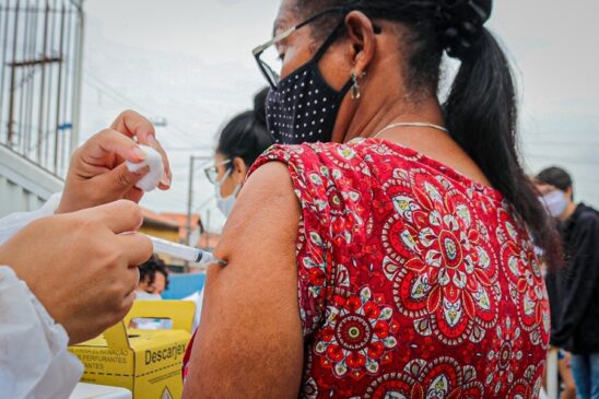 Parceria entre Secretarias promove campanha para atualização de vacinas em maiores de 60 anos no CCI Maria Rosa
