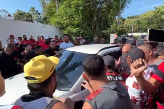 Estima-se que cerca de 30 pessoas estiveram na entrada do CT do Flamengo