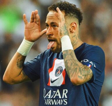 Neymar chegou a comentar publicações no Instagram sobre o assunto e confirmou que os torcedores foram até sua residência