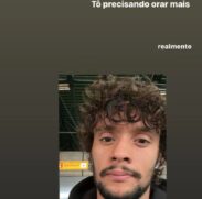 Na manhã desta segunda (13), Scarpa fez uma postagem ironizando a resposta de Willian ao seu pedido de ajuda. O atleta publicou uma selfie e escreveu "estou precisando orar mais realmente"