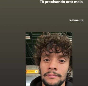 Na manhã desta segunda (13), Scarpa fez uma postagem ironizando a resposta de Willian ao seu pedido de ajuda. O atleta publicou uma selfie e escreveu "estou precisando orar mais realmente"