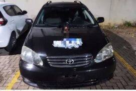 O carro era um Toyota Fielder, que teria sido roubado em fevereiro, segundo apuração dos policiais, e tem valor estimado em R$ 40 mil. O veículo foi apreendido pela polícia.