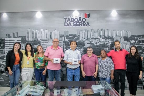 Prefeito Aprígio e presidente da Câmara Municipal de Taboão da Serra André Egydio entregaram novos óculos inteligentes para a Biblioteca da cidade