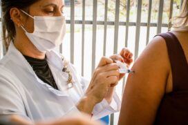 Vacinação contra covid-19 acontece de segunda a sexta-feira, exceto feriado e ponto facultativo, das 08h às 16h.