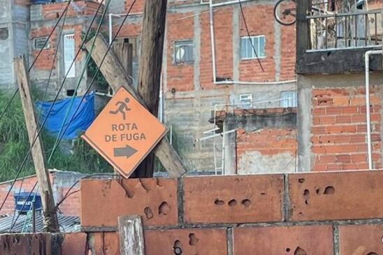 Placa sinaliza rota de fuga de área de risco em Francisco Morato, na região metropolitana de São Paulo