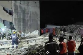 Bombeiros fazem buscas em escombros de prédio em Olinda (PE)