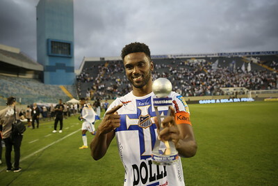 Bruno Mezenga recebe o prêmio de "Craque do Jogo" da partida de ida na decisão do estadual