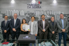 Prefeito Aprígio e equipe do Banco do Brasil durante assinatura da Operação de Crédito para a mudança de sede da prefeitura de Taboão da Serra