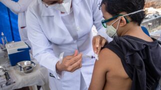 Crianças com 6 meses a menores de 6 anos poderão ser vacinadas a partir desta segunda-feira