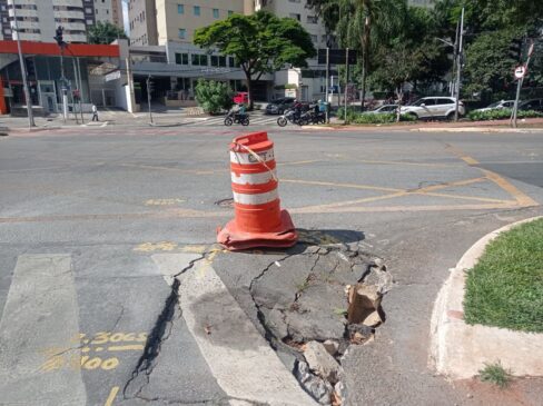 Buraco que surgiu em faixa de pedestre na esquina da rua Apiacás com a avenida Sumaré