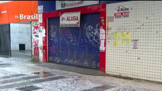 Lojas abertas deram lugar a placas de "aluga-se" na região central de São Paulo