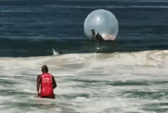 Trio foi resgatado pelos bombeiros em Copacabana