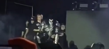 O show ocorria normalmente no fim da noite até que por volta das 0h Gene Simmons pediu ajuda aos assistentes de palco para que trouxessem uma cadeira a ele
