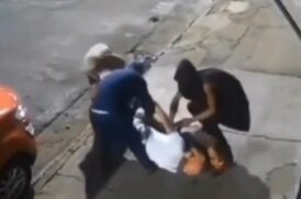 O homem é sufocado e jogado no chão, enquanto os outros 5 integrantes do grupo roubam os pertences da vítima, que acaba apenas de meias e cueca