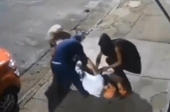 O homem é sufocado e jogado no chão, enquanto os outros 5 integrantes do grupo roubam os pertences da vítima, que acaba apenas de meias e cueca