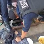 Agentes da GCM filmaram o momento em que retiravam parte dos equipamentos de dentro do bueiro