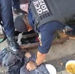Agentes da GCM filmaram o momento em que retiravam parte dos equipamentos de dentro do bueiro