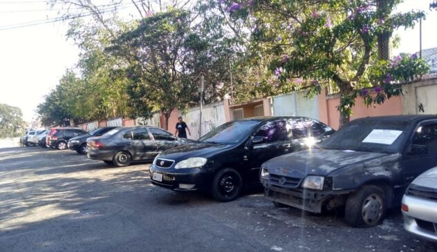 Carros abandonados na Capital