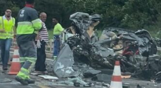 Carro das vítimas ficou destruído após bater de frente com caminhão