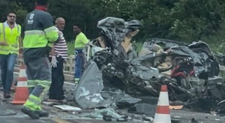 Carro das vítimas ficou destruído após bater de frente com caminhão