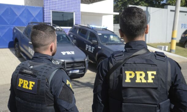 O carro era dirigido por um homem de 25 anos
