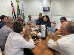 Prefeito Elzo em reunião com representantes da SABESP