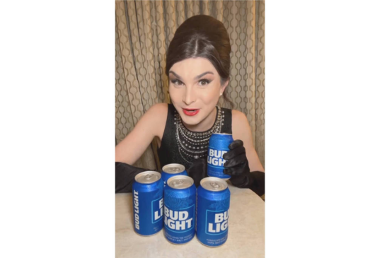 Em vídeo, influenciadora trans Dylan Mulvaney mostra no Instagram as latas de cerveja que recebeu com seu rosto estampado